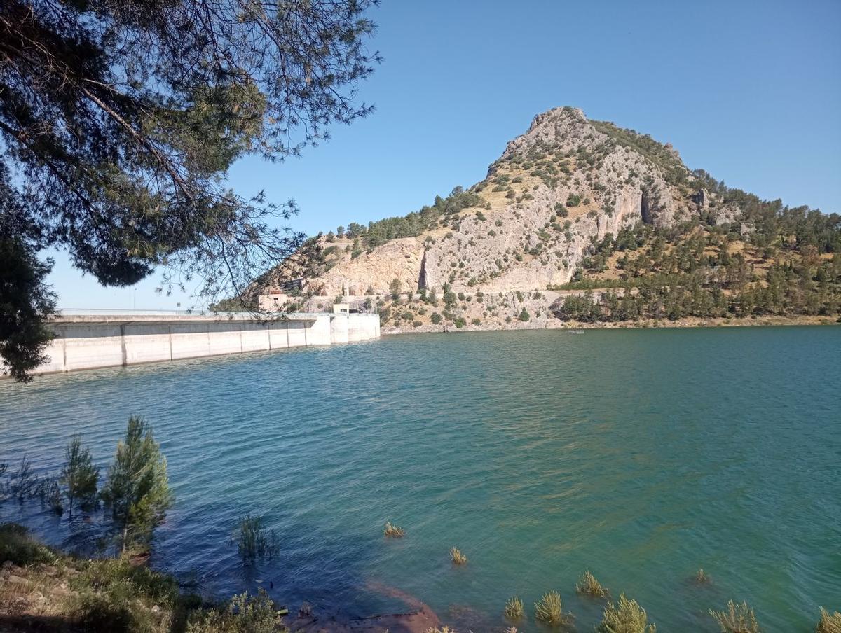 El agua casi alcanza el puente de la pantalla de la presa.