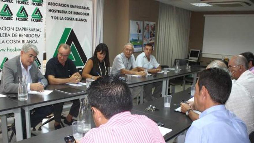 El concejal de Turismo, Juan Ángel Ferrer, durante una reciente reunión en Hosbec, uno de los patronos institucionales.