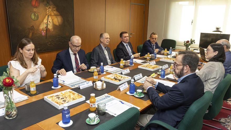 Desayuno-coloquio de colegios profesionales de Alicante en INFORMACIÓN