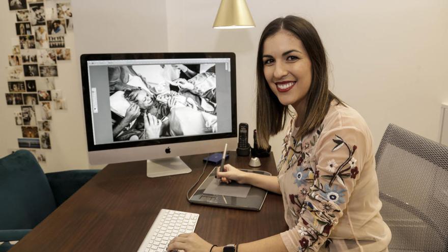 Silvia Ferrer muestra en el ordenador de su estudio la imagen con la que competirá en la World Photographic Cup.