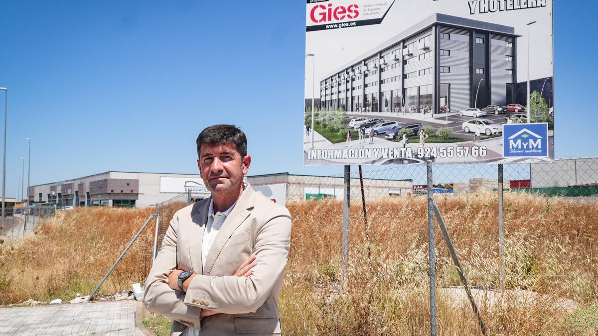 Carlos Mansilla, responsable del proyecto, en la parcela en la que levantarán los 115 apartamentos en El Nevero (Badajoz).