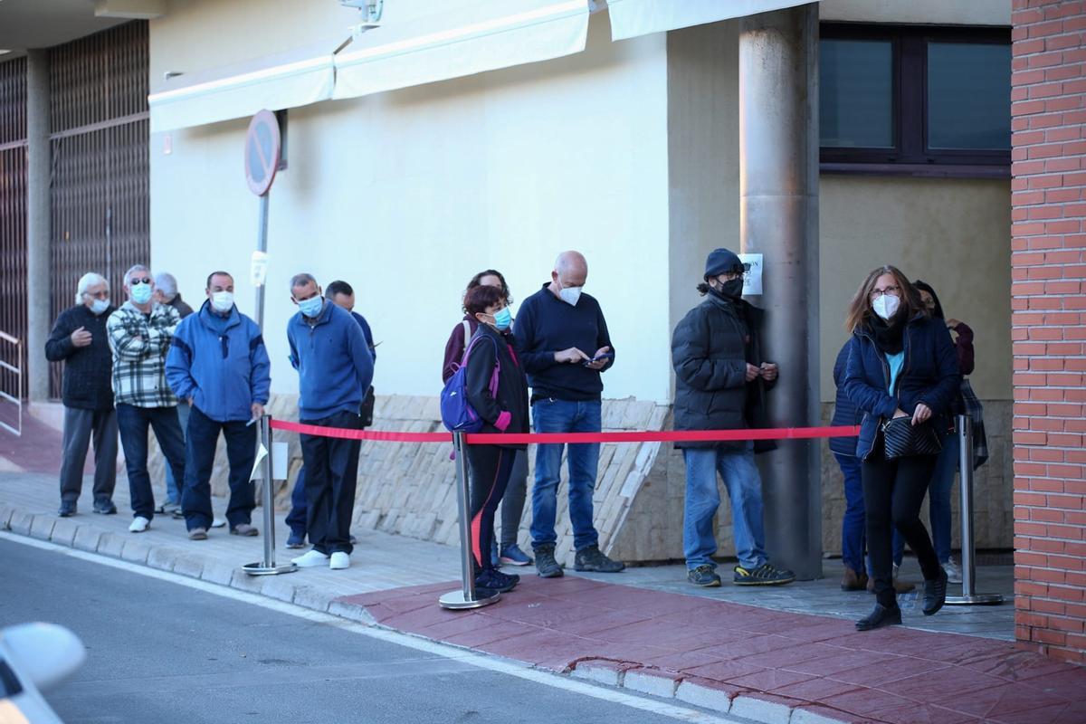 Colas en el centro de salud de El Campello para vacunarse frente al covid y la gripe.