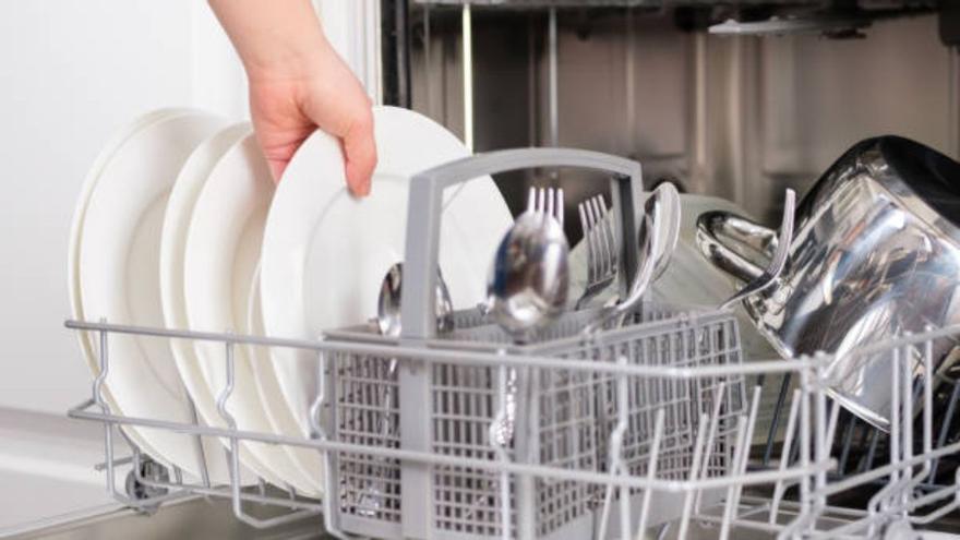 Colocar los platos al revés en el lavavajillas: el efectivo y sencillo truco que los dejará más limpios