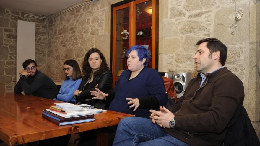 Teresa Fernández, segunda por la derecha, hoy en la asamblea.