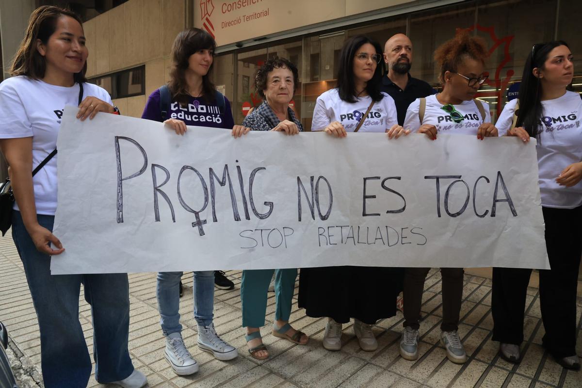 Concentración en la Dirección Territorial de Educación en Alicante por el recorte de ciclos de FP