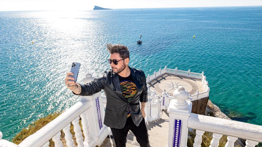 Miguel Poveda se toma una foto en el Castillo de Benidorm durante este Benidorm Fest 2023