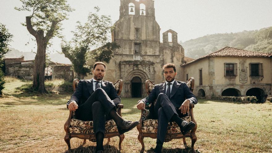 Dos tinetenses se lanzan a la aventura de emprender haciendo trajes “en la clandestinidad”