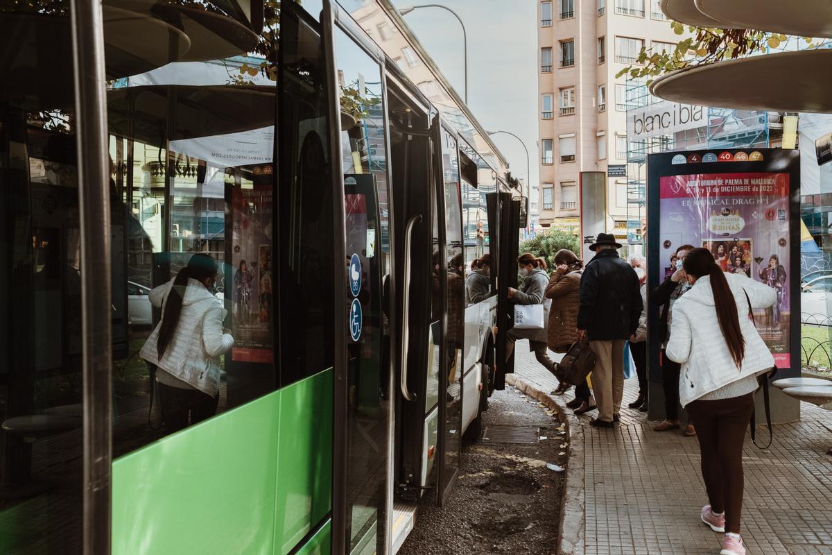 Usuarios de la nueva línea circular L40 de la EMT recientemente puesta en servicio.