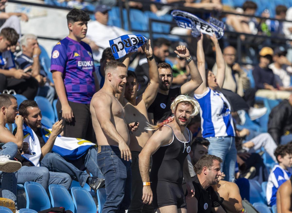 La hincaha herculana anima durante un partido de liga en el José Rico Pérez.