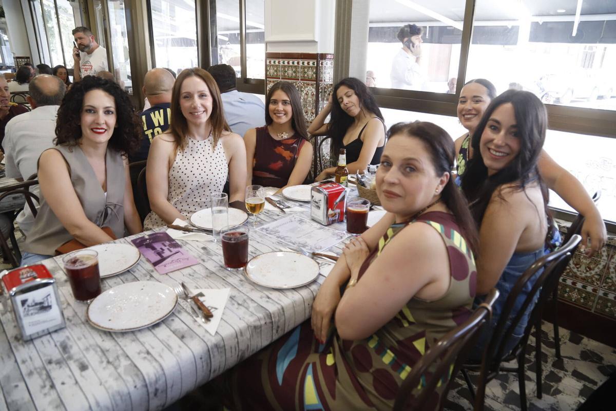 La actividad festiva impulsa las comidas en la Ribera y en los negocios próximos al recinto ferial, que también se benefician del ambiente de estos días