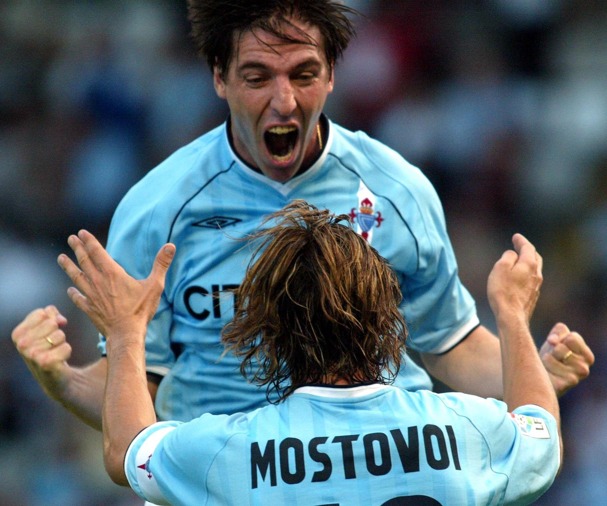 BERIZZO 29-09-02 Miguel Riopa Celebrando su gol ante el M�laga con Mostovoi.jpg