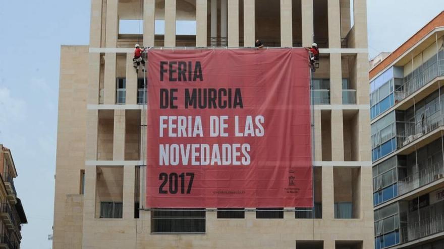 El cartel de la Feria colgado en la plaza de Belluga.