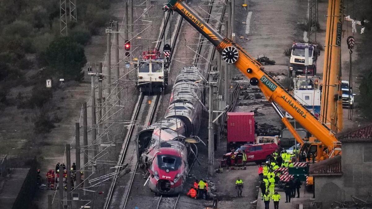 Una grúa pesada trabaja en la retirada de la máquina y los vagones del tren de Iryo accidentado en Adamuz.