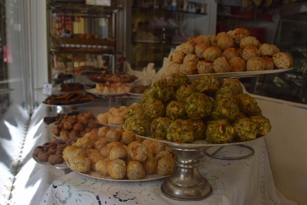 Rosarios y ‘panellets’, tradición en Tots Sants