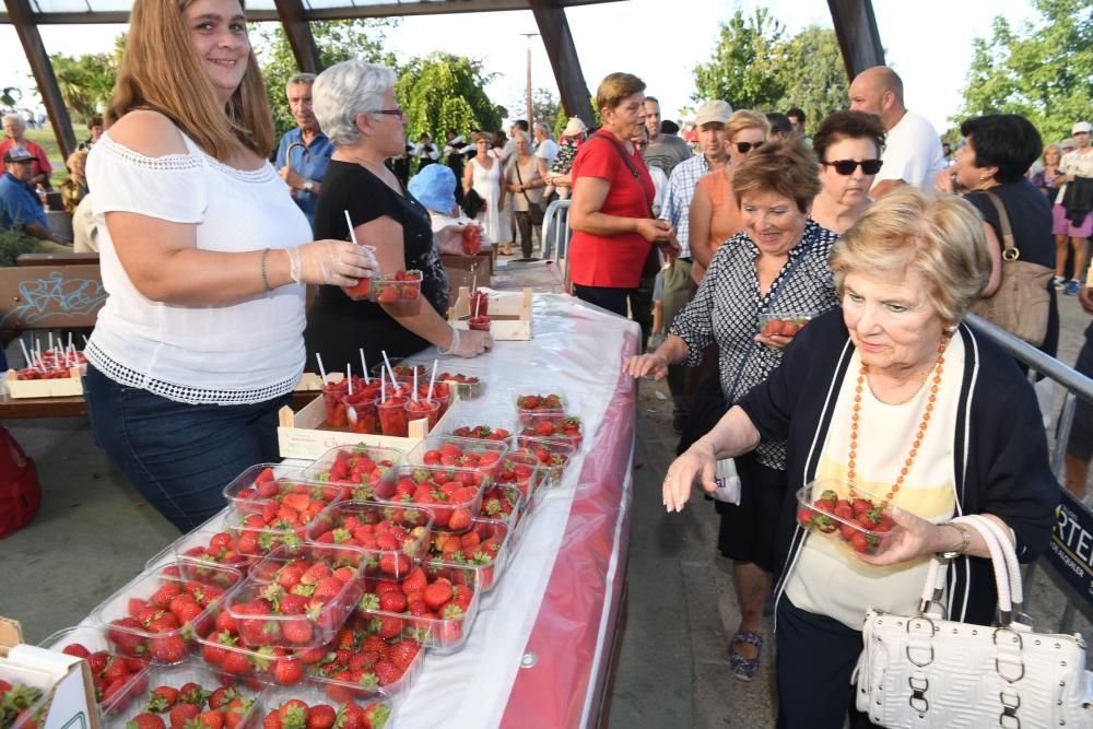 Colas para tomar fresas en las Fiestas de Eirís