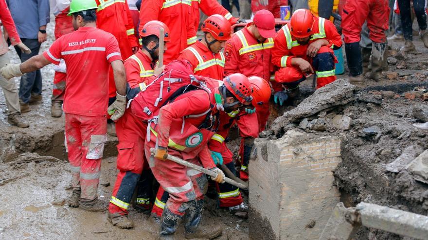 Grupos de rescate en Zadeh Davood, al noroeste de Teherán.