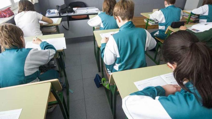 Alumnos de un colegio concertado de A Coruña realizan un examen.