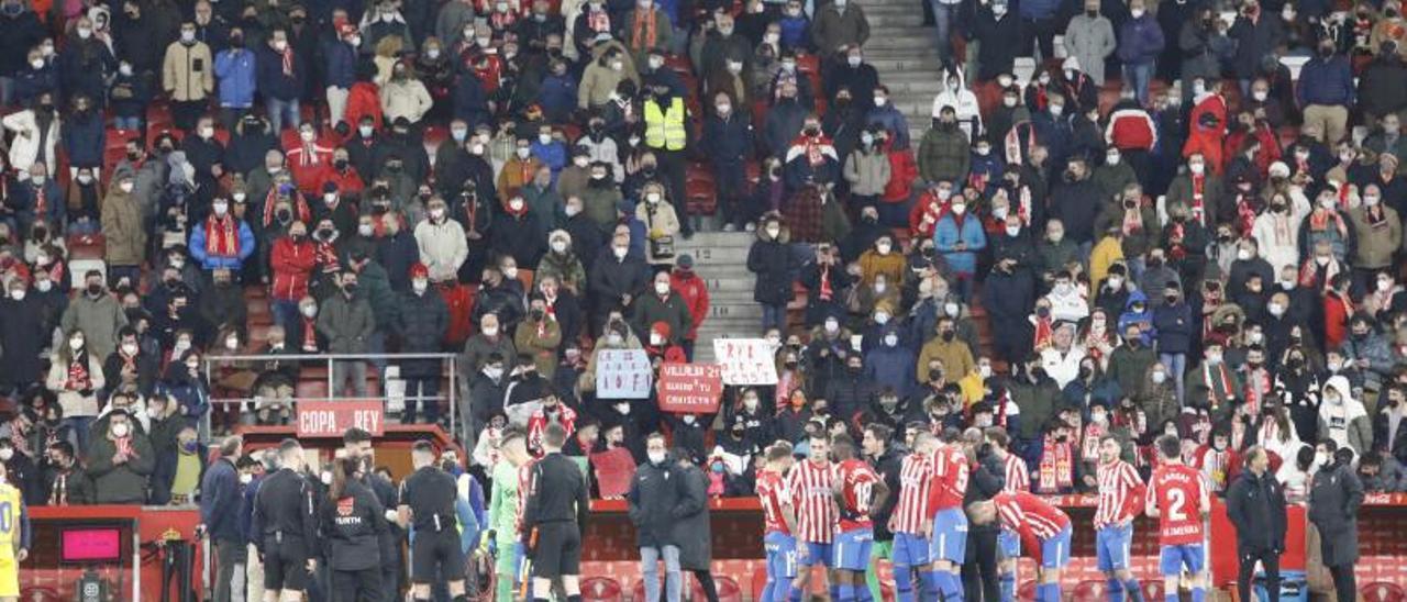 El Molinón animó al equipo hasta el final y se volcó con el Sporting | Ángel González