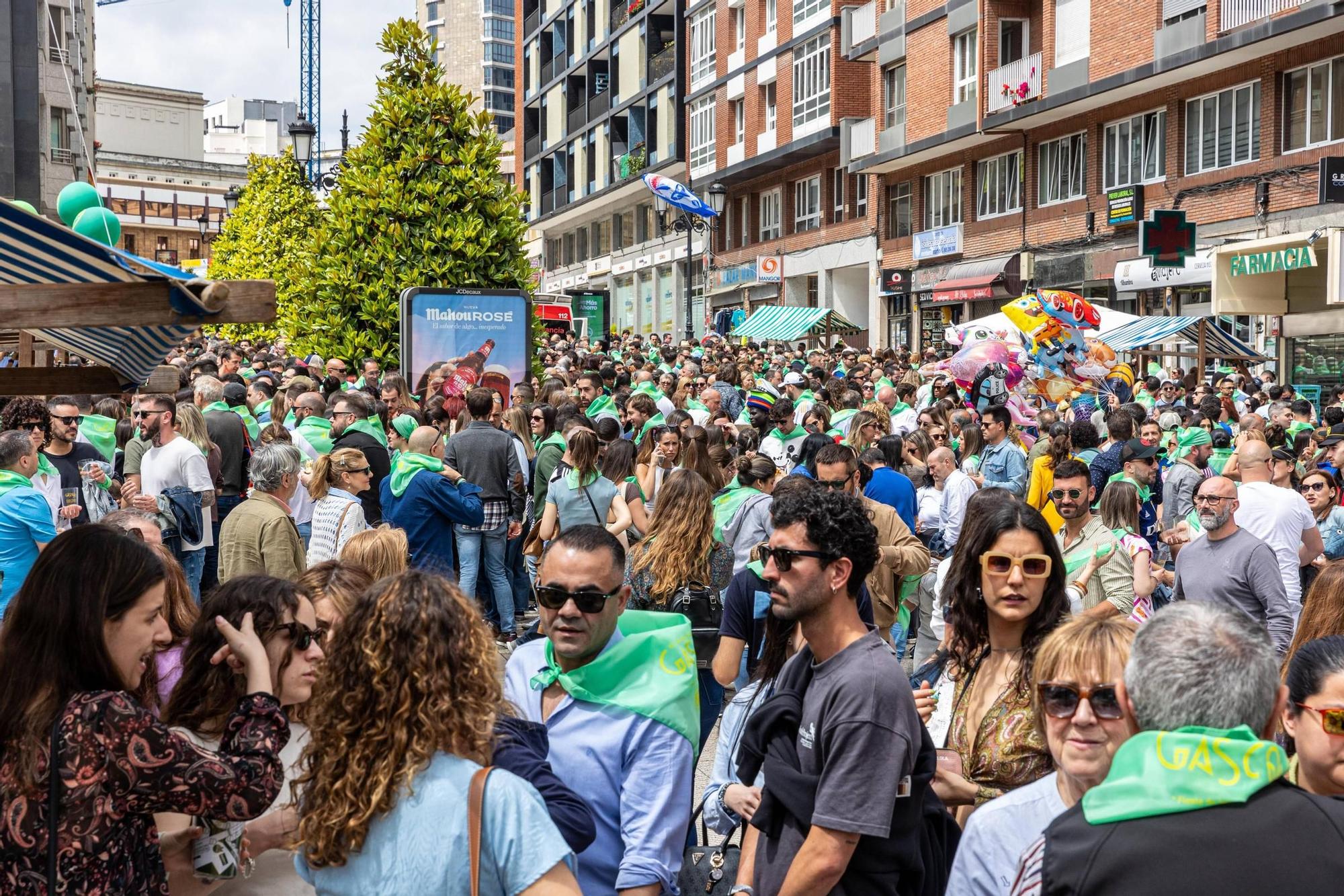 EN IMÁGENES: El buen tiempo y el oviedismo maridan una preba de la sidra multitudinaria en Gascona