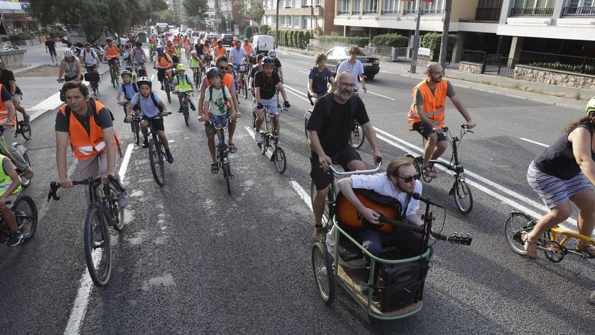 El bicibús de Sarrià-Sant Gervasi, este viernes, avanzando por Via Augusta