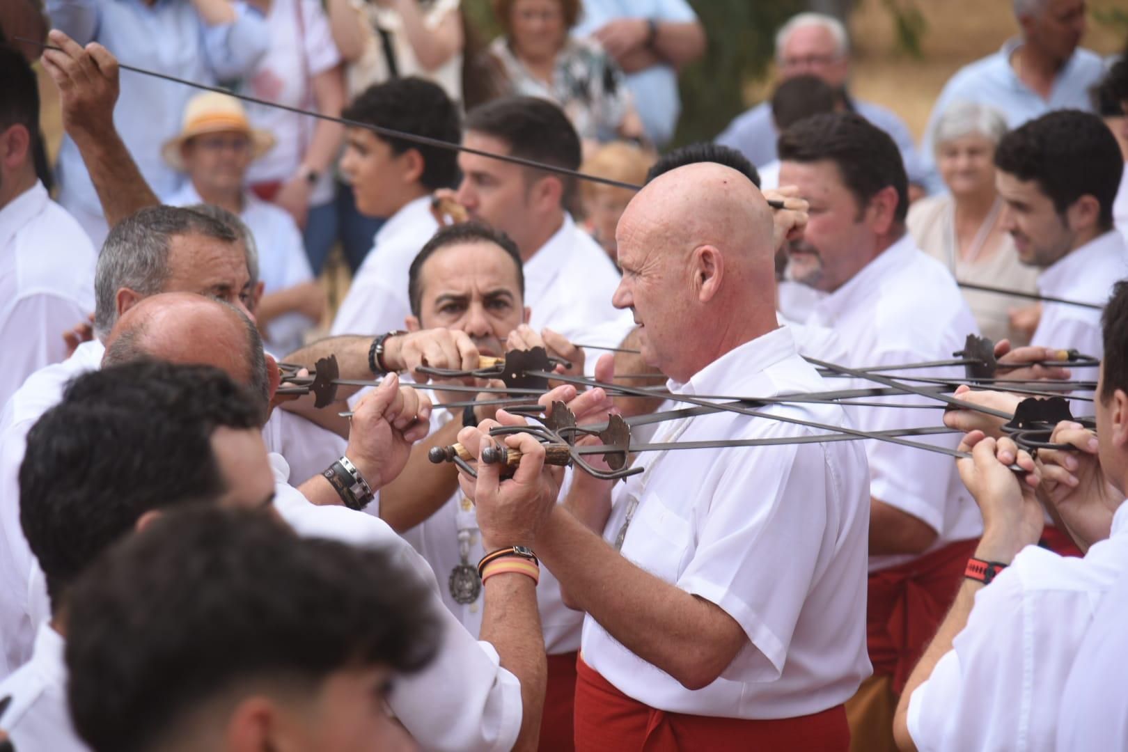 Obejo celebra su tradicional Danza de las Espadas en honor de San Benito