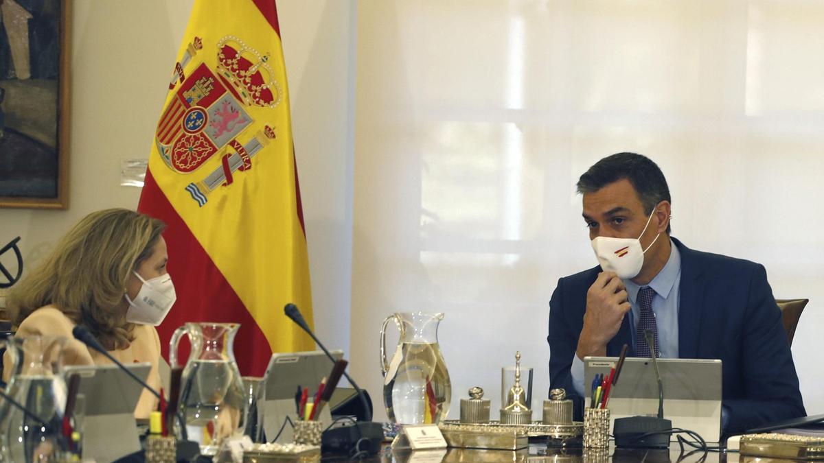 Pedro Sánchez charla con Nadia Calviño en un Consejo de Ministros.