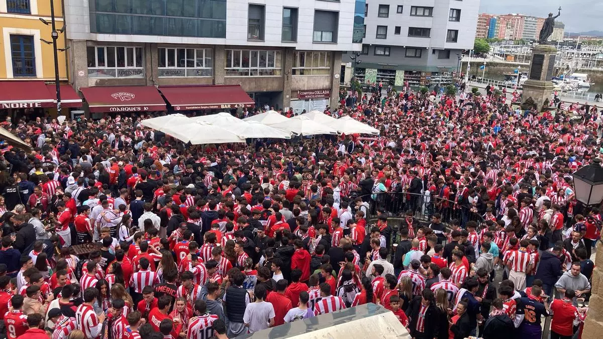 La afición del Sporting inicia la reconquista en la plaza del Marqués