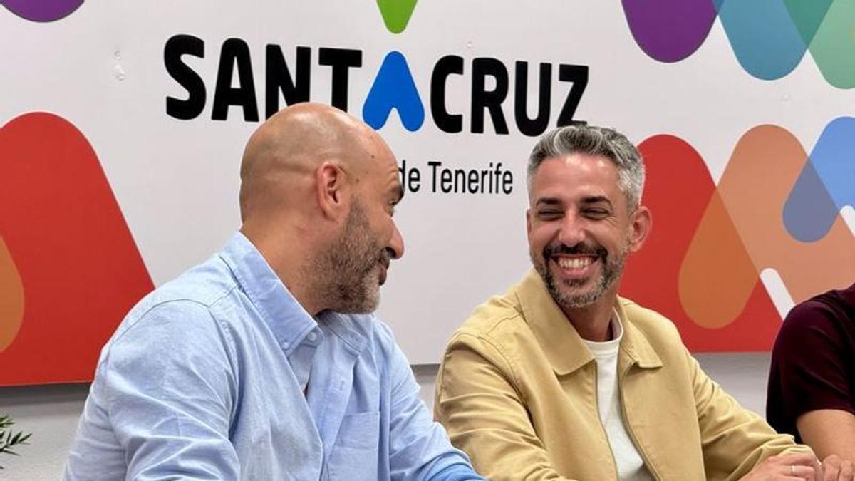 El director artístico del Carnaval 2027 y el concejal de Fiestas, en la reunión con los diseñadores.