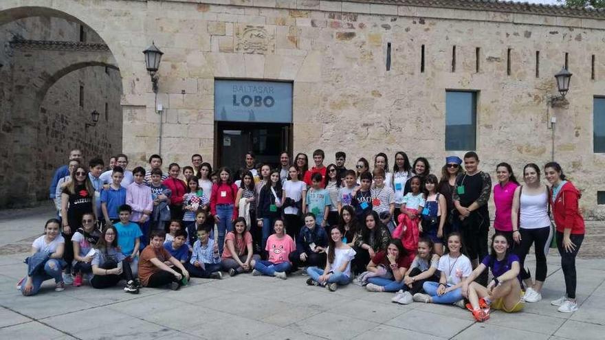 Alumnos del colegio Arias Gonzalo y estudiantes de la Escuela de Magisterio de Zamora, durante la jornada en el Museo Baltasar Lobo.