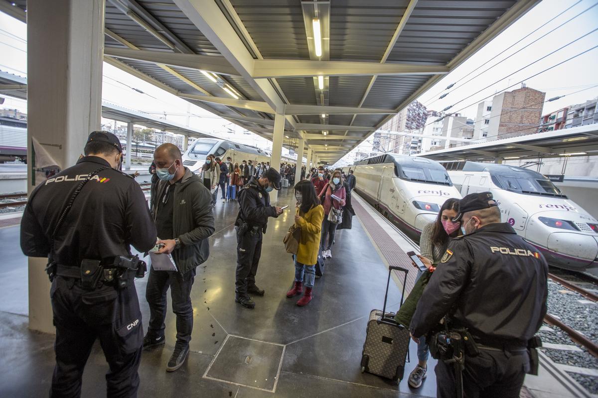 Controles de la Policía Nacional en la estación de Renfe en Alicante Controles de la Policía Nacional en la estación de Renfe en Alicante