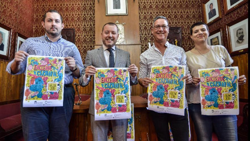 Los políticos sostienen el cartel del Carnaval junto al pregonero.