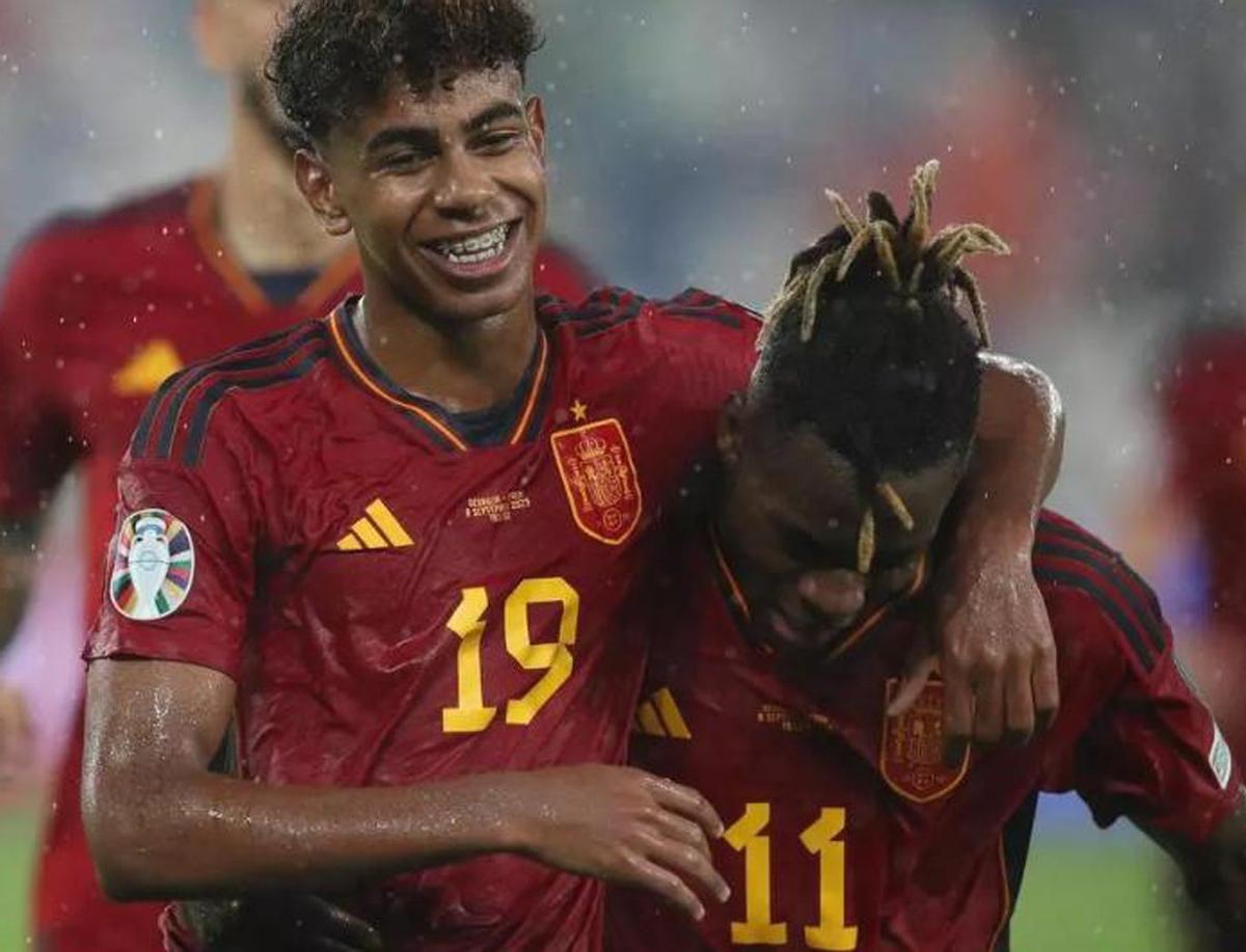 Lamine celebra su gol el día de su debut con Nico Williams en Tiblisi | EFE