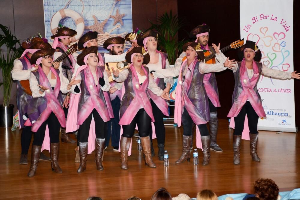 El desfile, llevado a cabo por modelos no profesionales operadas de cáncer de mama, estuvo precedido de la actuación de la comparsa 'La amada invencible'.