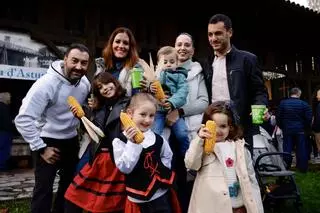 Panojas, música, baile y homenaje en la multitudinaria esfoyaza en Gijón para volver a las raíces tres décadas después: "Es un éxito que aúna trabajo y fiesta" (en imágenes)