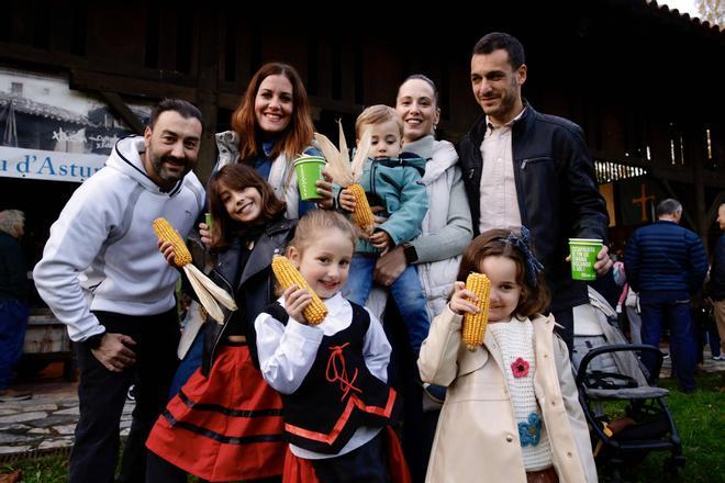 Panojas, música, baile y homenaje en la multitudinaria esfoyaza en Gijón para volver a las raíces tres décadas después: "Es un éxito que aúna trabajo y fiesta" (en imágenes)