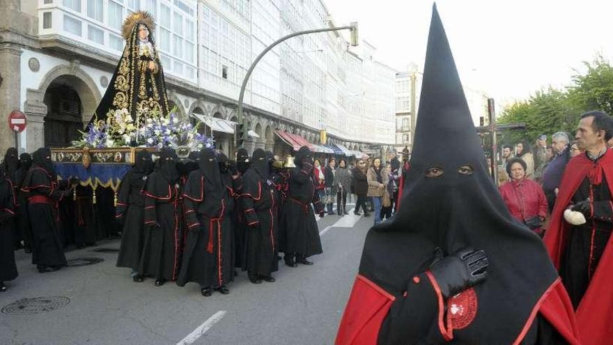 La procesión de los Dolores, ayer a su paso por la avenida de la Marina. / víctor echave