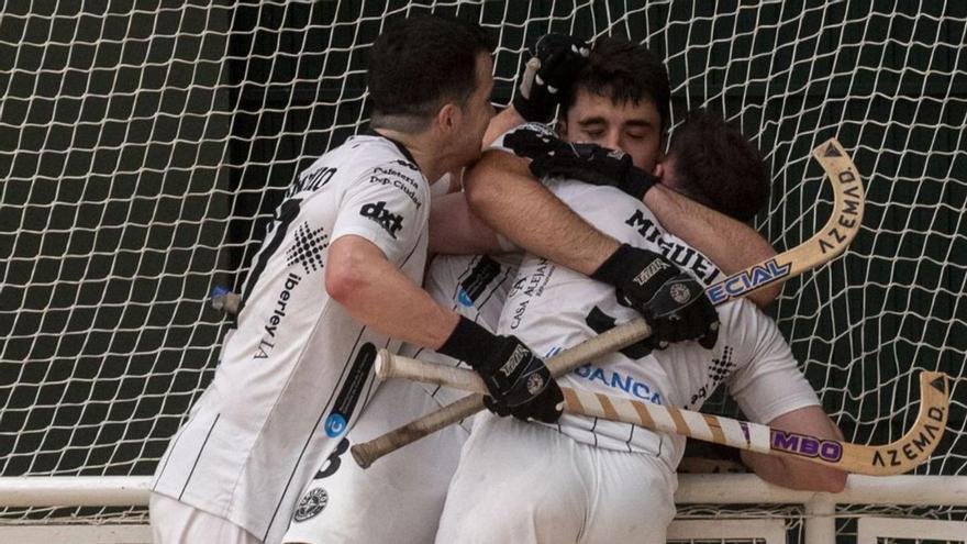 Varios jugadores de Dominicos celebran un gol. |  Casteleiro/R.A.