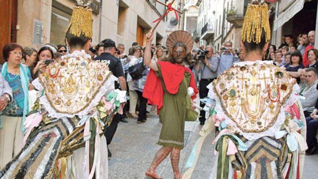 Las Águilas lucieron en sus trajes numerosas joyas de gran valor prestadas por los vecinos.