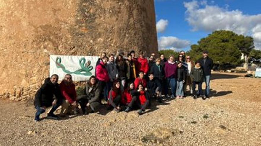 Las torres de defensa de Mallora se encienden por los derechos humanos, en imágenes