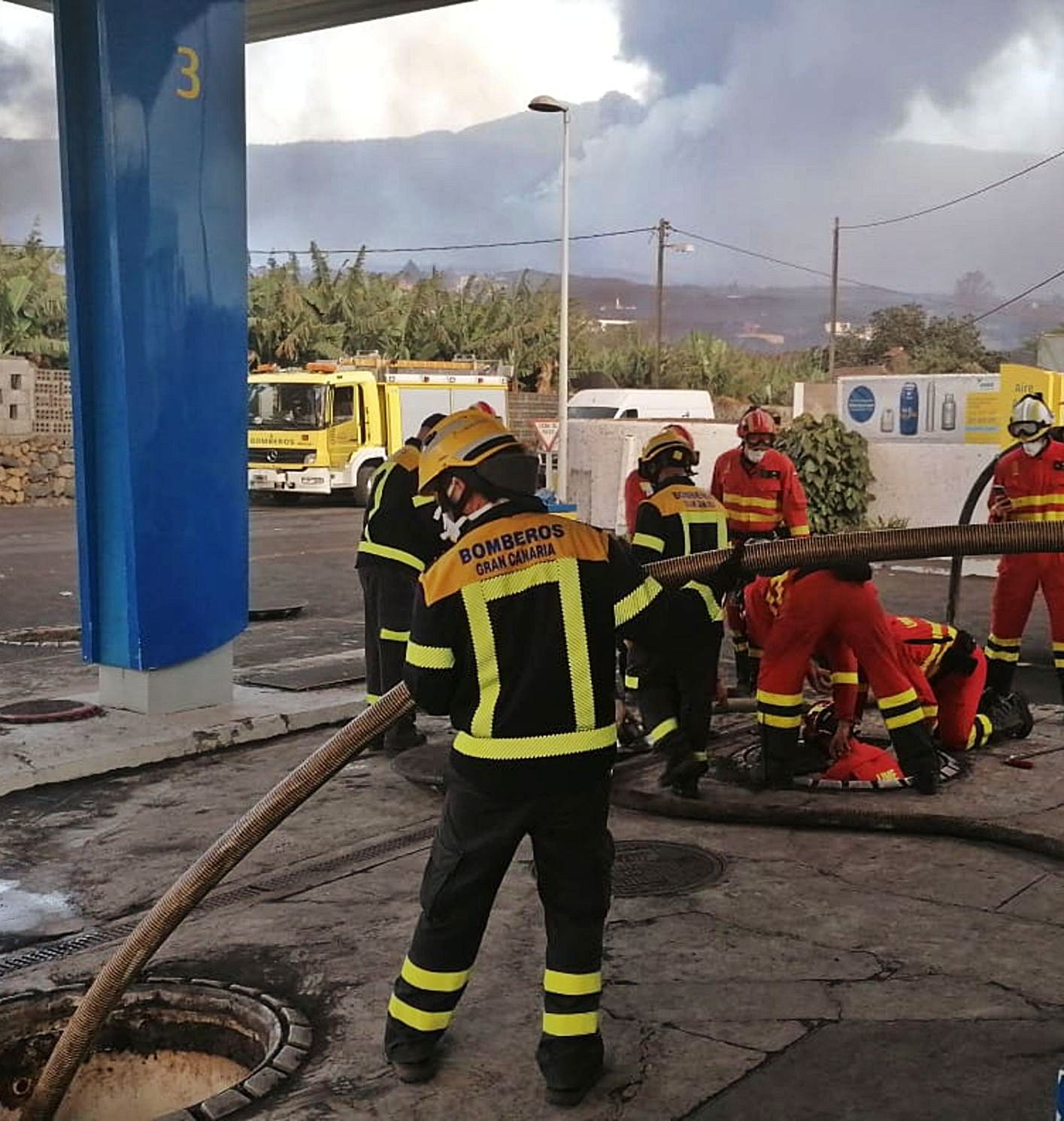 Los bomberos del Consorcio de Gran Canaria y los miembros de la Unidad Militar de Emergencias durante la extracción del agua de los tres tanques para evitar posibles explosiones ante la previsión de que actuaran como si fueran una olla a presión.