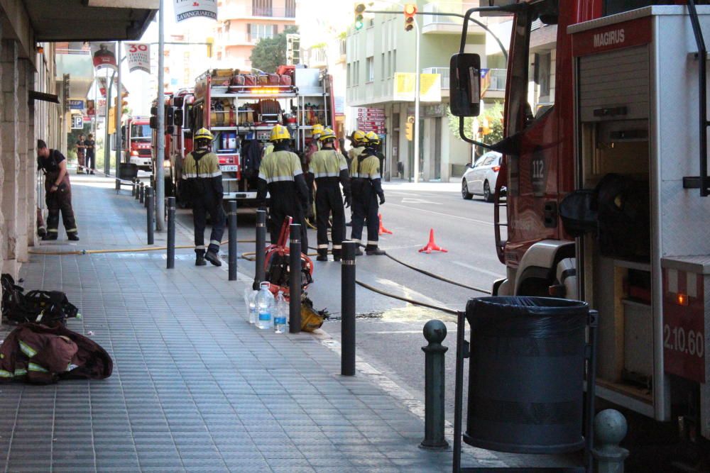 Incendi a l''avinguda Salvador Dalí de Figueres