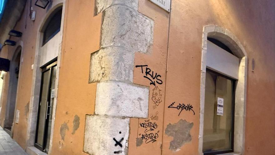 Figueres obre una línia d'ajuts per netejar grafits de façanes d'edificis privats
