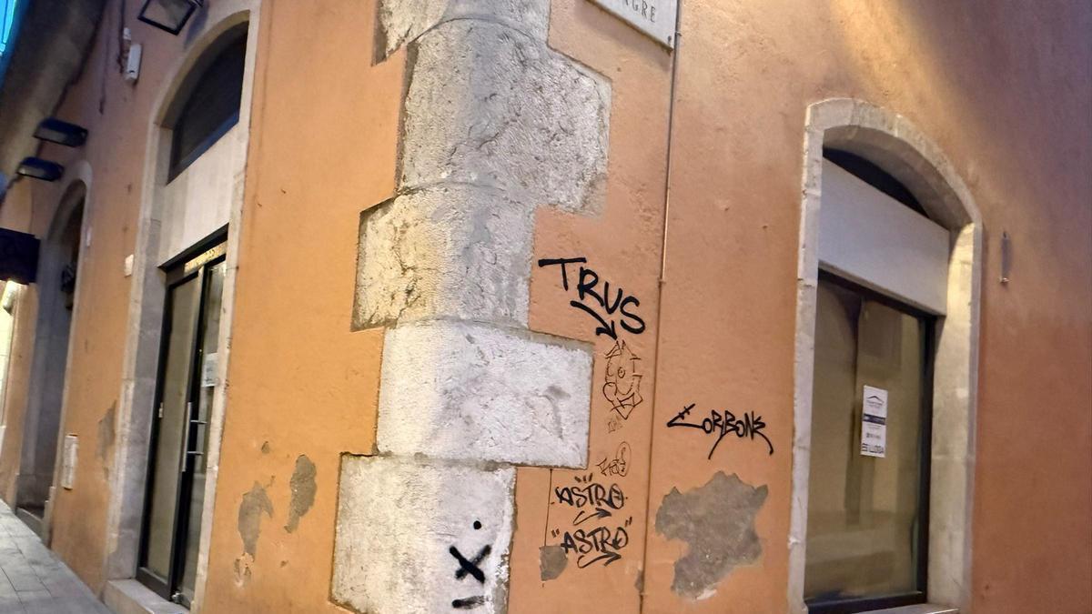 Un grafit a la façana d'un edifici de Figueres