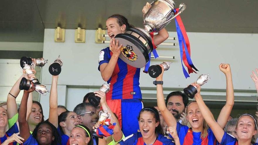 Las jugadoras azulgranas posan con el trofeo.