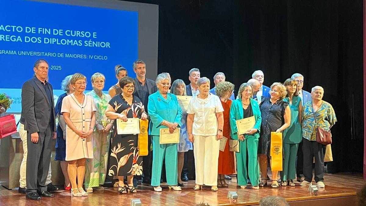 La primera promoción de graduados sénior de Vilagarcía sobre el escenario.