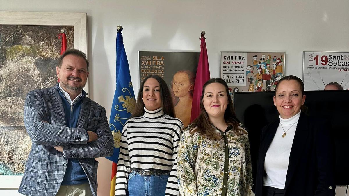 El alcalde de Silla, Vicente Zaragozá, con las  camareras del Cristo 2024, Maria Cuñat  González y Cristina García Zaragozá, y la  concejala de Feria, Trini Martínez.