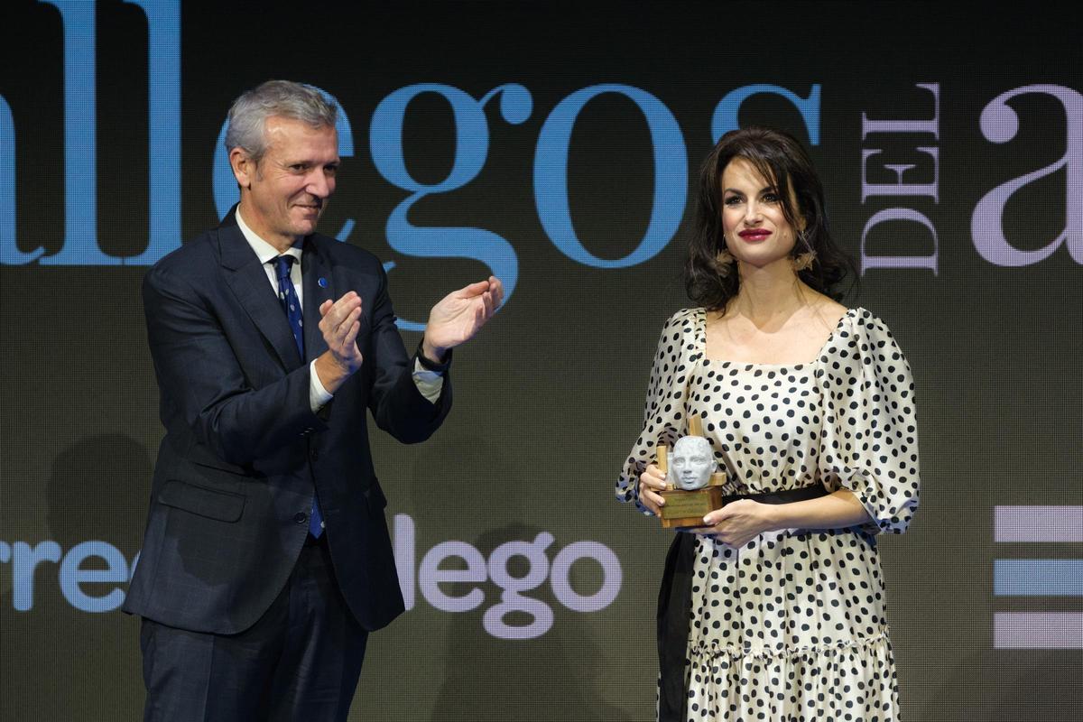 La poeta Yolanda Castaño recibió el Premio de manos del presidente de la Xunta