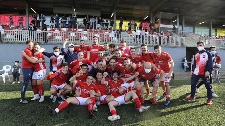 Los jugadores y el cuerpo técnico del Estradense celebran el triunfo tras el encuentro. |  // BERNABÉ/JAVIER LALÍN