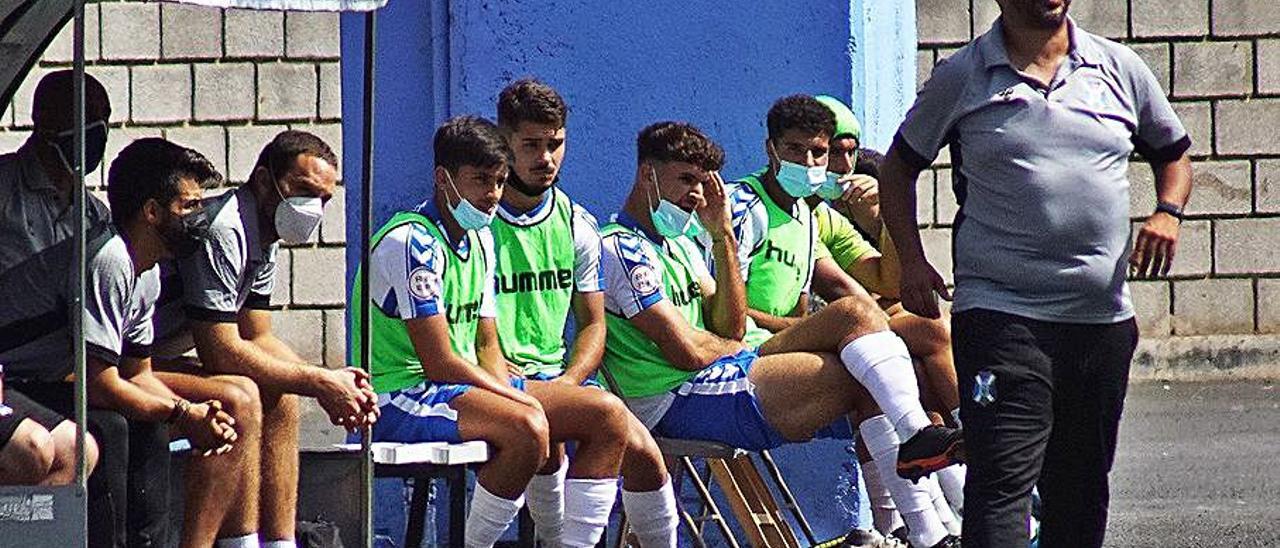 Leandro Cabrera, técnico del Tenerife B, junto a su banquillo.