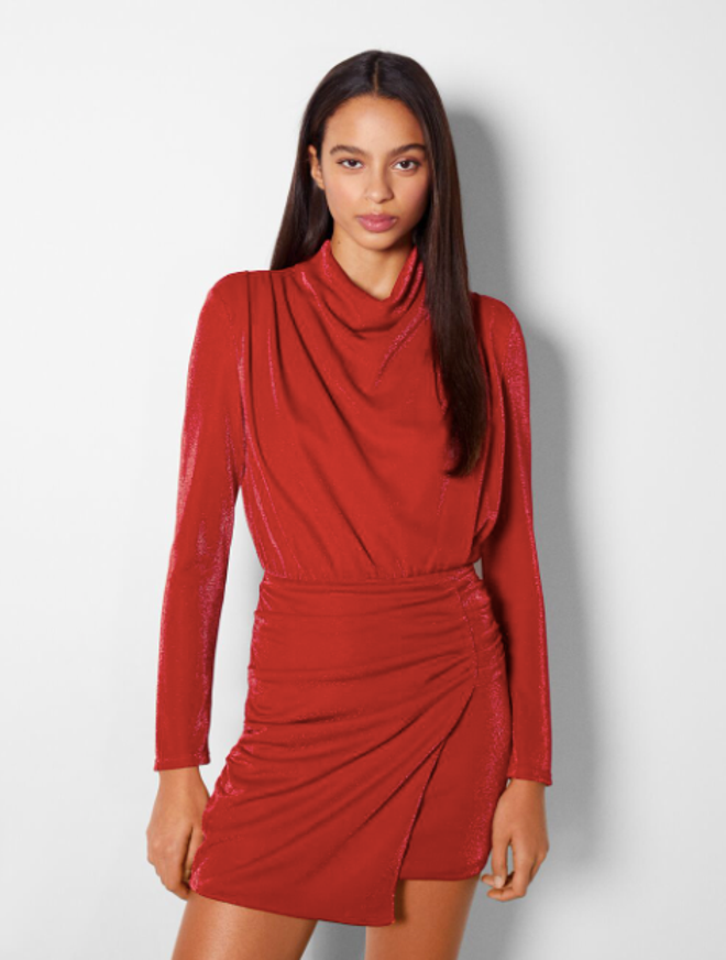 Vestido de terciopelo rojo de Bershka (35,99 €)